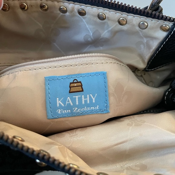 Elegant Black Handbag with Gold Accents - Picture 4 of 4